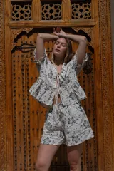 Short color crudo con estampado de flores y hojas en tonos marrones.