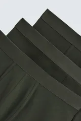 Pack de tres bóxers negros de algodón con cintura elástica.