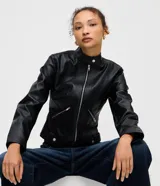 Campera de cuero sintético (PU) color negro, con cuello alto y cierre frontal de cremallera. Presenta bolsillos laterales con cierre, recortes pespuntados decorativos y botón a presión en el cuello. Marca Blue Steel.