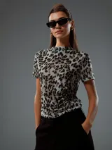Remera de animal print con cuello redondo y mangas cortas.