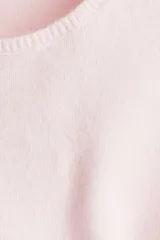 Remera rosa de punto fino con cuello redondo y mangas cortas.