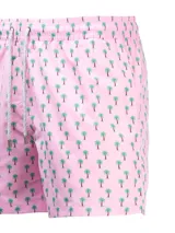 Short de baño celeste con estampado de ballenas en azul y gris. Tiene cintura elástica con cordón ajustable y bolsillos laterales.