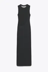 Vestido largo negro de cuello redondo y sin mangas. Tejido combinado a tono en espalda.