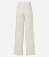 Pantalón de sarga color beige, de corte recto y tiro alto, con bolsillos cargo laterales con solapa.