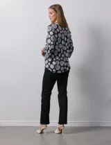 Blusa de seda fría estampada en blanco y negro, marca Ruby Rd. Manga ¾ con terminación amplia y escote redondo.