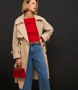 Pantalón de jean de corte wide leg cropped, tiro alto y trabillas para cinturón.