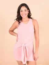 Vestido corto rosado de punto, con cuello redondo y lazo en la cintura.
