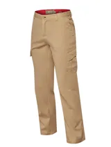 Pantalón cargo color beige con corte recto, bolsillos laterales con solapa y bolsillos traseros.