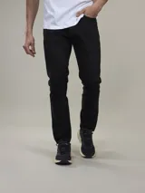 Pantalón de vestir azul marino, de corte recto, con bolsillos laterales y traseros.