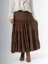 Falda larga marrón de algodón, estilo campesina, con elástico en la cintura y diseño escalonado.