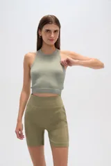 Top sin mangas color verde oliva, al cuerpo y cuello redondo.