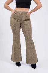Pantalón Oxford de tiro alto con estampado animal print en tonos marrones.