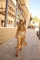 Pollera midi de cuero negro con diseño tejido artesanal y forro de lino.