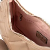 Bandolera color taupe de cuero sintético acolchado con diseño geométrico. Tiene correa regulable, cierre principal y bolsillo externo con cierre.