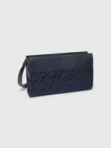 Bandolera Tommy Hilfiger azul marino con estampado de logos, correa ajustable y logo metálico dorado en el frente.