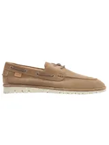 Mocasín beige de cuero con cordones y suela blanca.