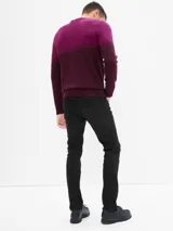 Pantalón de jean skinny negro gastado, tiro medio y corte ajustado.