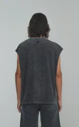 Musculosa gris con efecto nevado, corte oversize y hombros caídos.