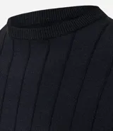 Remera negra de manga corta con cuello redondo y textura acanalada.