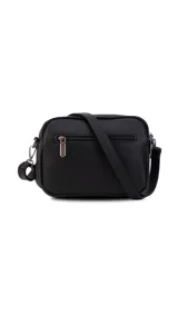 Bandolera negra de cuero sintético con doble bolsillo principal, un bolsillo frontal y trasero. Incluye correa ajustable.