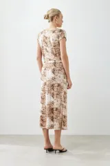 Maxi falda con estampado animal print en tonos beige y marrón.