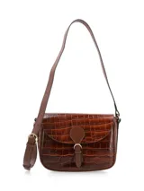 Cartera bandolera de cuero color marrón con textura tipo cocodrilo, cierre con hebilla y broche a presión, logo metálico en el interior y bolsillo interno con cierre.