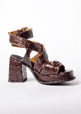 Sandalias negras con textura de cocodrilo, plataforma cuadrada, tacón ancho y pulsera con hebilla dorada.
