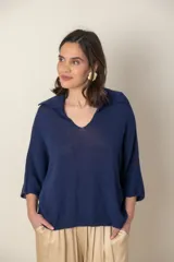 Blusa italiana tejida color beige, con cuello polo, mangas murciélago y corte holgado.