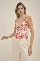 Pantalón ancho color crema confeccionado en tencel de lino, con bolsillos laterales y elástico en la cintura.