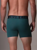 Pack de tres bóxers Calvin Klein de algodón, con cintura elástica con el logo de la marca. Incluye un bóxer negro, uno gris y uno azul petróleo.