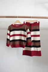 Sweater de punto color marrón con rayas horizontales en blanco, negro y rojo.