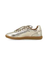Zapatillas acordonadas doradas de cuero, con suela marrón de goma.