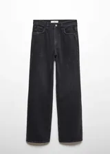 Pantalón de jean negro de corte recto, tiro medio, con cinco bolsillos, trabillas y cierre de cremallera con botón.