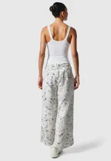 Pantalón de algodón estampado, holgado y de calce medio.