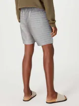 Bermuda celeste con cintura elástica y cordón ajustable.