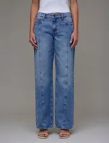 Jean de tiro alto de calce relajado, color azul denim. Tiene pretina con pasadores, botón y cierre. Delantera y trasera con bolsillos. Recortes verticales en el frente y recorte horizontal en el ruedo.