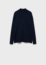 Sweater azul marino de punto fino con cuello perkins, corte oversize y mangas largas.