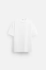 Camiseta blanca de algodón interlock con elasticidad, corte recto, cuello redondo y mangas cortas.