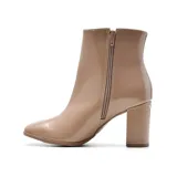 Bota corta de charol negro con taco cuadrado y punta redondeada.
