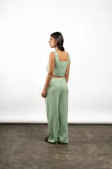 Top corto color verde menta de lino, con breteles anchos y escote cuadrado.