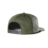 Gorra negra con visera plana y logo Etnies X Joslin bordado en dorado en el frente.