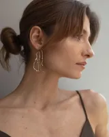 Aros plateados con forma de rama de árbol.