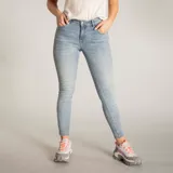 Pantalón de jean gris oscuro, corte skinny y tiro medio.
