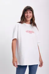 Remera blanca de corte holgado con estampa roja que dice 'sunrise to sunset LOS ÁNGELES CALIFORNIA'.