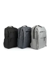 Mochila urbana gris con dos compartimentos frontales con cierre, asa superior y correas acolchadas ajustables.