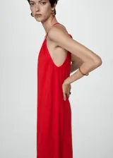 Vestido largo rojo de algodón con tirantes finos, escote halter y corte evasé.