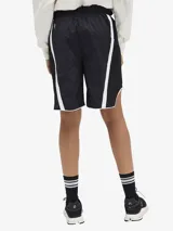 Short negro de tiro alto con cordón ajustable en la cintura y detalles de líneas blancas en los laterales.