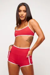 Short deportivo rojo con cintura alta y ribete blanco.