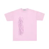 Remera rosa de algodón con estampado vertical en el frente.