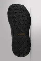Zapatilla deportiva color beige con aberturas laterales, ajuste de cordones y suela de goma.